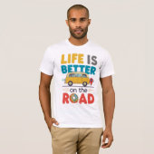 Life Is Better on the Road | Van Life Travel Quote T-Shirt (Vorne ganz)