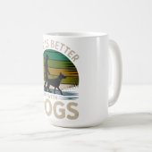 Life Is Better With Dogs Retro Sunset T-Shirt Kaffeetasse (VorderseiteRechts)