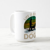 Life Is Better With Dogs Retro Sunset T-Shirt Kaffeetasse (Vorderseite Links)