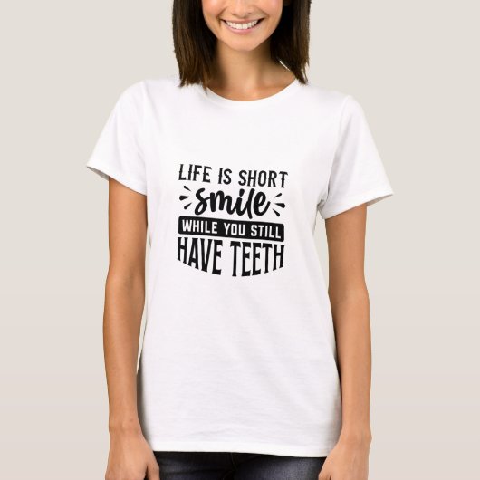Life is short, smile while you still have teeth - T-Shirt (Vorderseite)