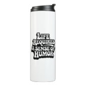 "Life Requires A Sence Of Humor" Thermosbecher (Nach links gedreht)