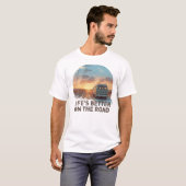 Life’s Better on the Road Travel Adventure T-Shirt (Vorne ganz)