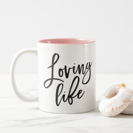 LIFE: Schwarze minimale Skriptpositive Zitat Zweifarbige Tasse (Mit Donut)