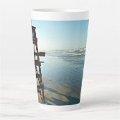 Lifeguard Chair Beach Szene Milchtasse (Vorderseite)