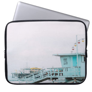 LIFEGUARD POST ON SHORE UNTER WHITE SKY LAPTOPSCHUTZHÜLLE