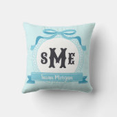 Light Aqua Blue Reverse griechischer Key Bow Monog Kissen (Rückseite)