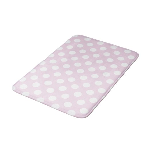 Light Baby Pink & White Polka Dots Badematte (Schrägansicht)