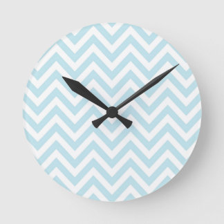 Light Blue and White Chevron Stripe Pattern Runde Wanduhr