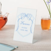 Light Blue Bow Wappen Favorit Pedestal Sign Sockelschild (In SItu)