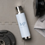 Light Blue Classy Initials und Name Trinkflasche<br><div class="desc">Die hellblaue Wasserflasche mit individuelle Name ist einfach und einfach zu handhaben. Personalisieren Sie es einfach mit Ihrem Namen und Monogramm. Sie können auch Hintergrund- und Schriftart-Farben ändern,  indem Sie auf "Bearbeiten mit dem Designwerkzeug" klicken.</div>