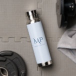 Light Blue Classy Initials und Name Trinkflasche<br><div class="desc">Die hellblaue Wasserflasche mit individuelle Name ist einfach und einfach zu handhaben. Personalisieren Sie es einfach mit Ihrem Namen und Monogramm. Sie können auch Hintergrund- und Schriftart-Farben ändern,  indem Sie auf "Bearbeiten mit dem Designwerkzeug" klicken.</div>