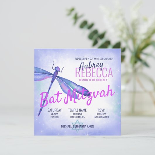 Light Blue Dragonfly Bat Mitzvah Einladung (Stehend Vorderseite)