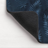 Light Blue Ferne gegen dunkelblauen Hintergrund Mousepad (Ecke)