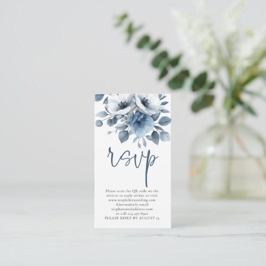 Light Blue Florals Script QR Code Wedding RSVP Begleitkarte (Stehend Vorderseite)