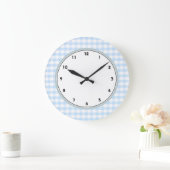 Light blue gingham pattern große wanduhr (Zuhause)