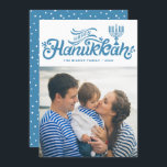 Light Blue Happy Hanukkah Handschrift Foto Feiertagskarte<br><div class="desc">Light Blue Happy Hanukkah Hand Letted Foto Holiday Card | Senden Sie Hanukkah Grüße an Familie und Freunde mit dieser anpassbaren Ferienwohnung-Karte. Es zeigt hellblaues,  handgeschriebenes Skript mit menorah-Abbildung. Andere Farben sind verfügbar.</div>