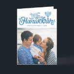 Light Blue Happy Hanukkah Handschrift Foto Feiertagskarte<br><div class="desc">Light Blue Happy Hanukkah Hand Letted Foto Holiday Card | Senden Sie Hanukkah Grüße an Familie und Freunde mit dieser anpassbaren Urlaubskarte. Es zeigt hellblaues,  handgeschriebenes Skript mit menorah-Abbildung. Andere Farben sind verfügbar.</div>