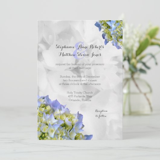 Light Blue Hydrangea Hochzeit Traditionelle Hochze Einladung (Stehend Vorderseite)