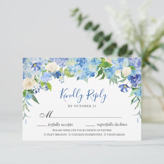 Light Blue Hydrangea RSVP Card mit Wahlmöglichkeit (Stehend Vorderseite)