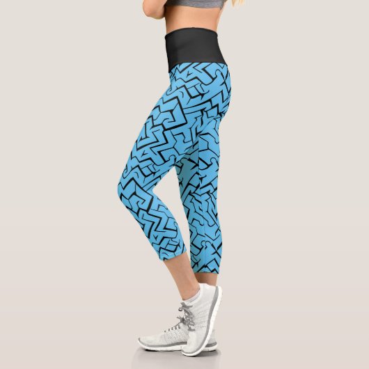 Light Blue Meander Pattern | Modernes Maze Capri Leggings (Links)