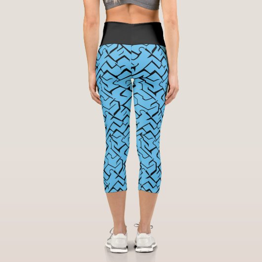 Light Blue Meander Pattern | Modernes Maze Capri Leggings (Rückseite)