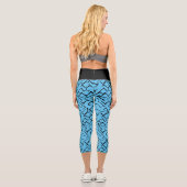 Light Blue Meander Pattern | Modernes Maze Capri Leggings (Rückseite)