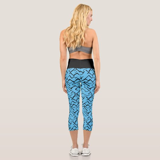 Light Blue Meander Pattern | Modernes Maze Capri Leggings (Rückseite)
