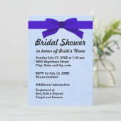 Light Blue mit Heart & Blue Bow Brautparty Einladung (Stehend Vorderseite)