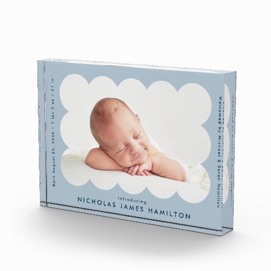 Light Blue Modern Scalloped Birth Ankündigung Fotoblock (Rechts)
