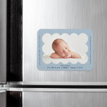 Light Blue Modern Scalloped Birth Ankündigung Magnet<br><div class="desc">Moderner Geburtsankündigungsmagnet mit dem Foto Ihres Babys in einem hellblauen Skallopierrahmen. Personalisieren Sie den hellblauen Geburtsankündigungsmagnet,  indem Sie den Namen Ihres Babys und zusätzliche Informationen in der Marine-Schrift hinzufügen.</div>