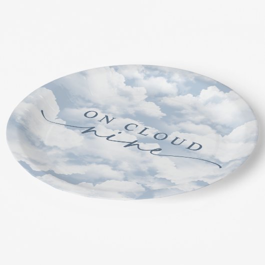 Light Blue "On Cloud Nine" Bachelorette Pappteller (Schrägansicht)