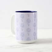 Light Blue Outlined Floral Pattern Zweifarbige Tasse (Vorderseite Links)