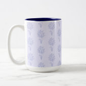 Light Blue Outlined Floral Pattern Zweifarbige Tasse (Links)