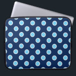 Light Blue Polka Dots auf dunkelblauem Laptop-Sieb Laptopschutzhülle<br><div class="desc">Behalt deinen Laptop-Safe mit einem Reißverschluss-Neopren-Ärmel mit hellblauen Polka-Punkten auf dunkelblauem Hintergrund in Weiß. Digitales Bild. Copyright © 2015 Claire E. Skinner. Alle Rechte vorbehalten.</div>
