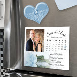 Light Blue Rose Calendar & Foto Rett Date Magnet<br><div class="desc">Diese wunderschönen Magnetkarten sind der perfekte Weg, um Ihre Familie und Ihre Freunde wissen, Save the Date für Ihre kommende Hochzeit lassen. Das romantische Design besticht durch einen Single, der lang gestemmt hellblauen staubblauen Rose, die auf der Seite liegt, reflektiert oder in einem Wasserbecken mit dem Foto darüber spiegelt. Rechts...</div>