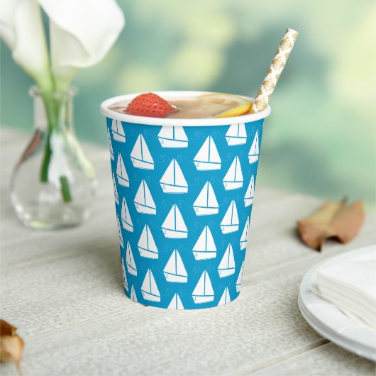 Light Blue Sailboat Pattern Pappbecher (In Situ)