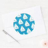 Light Blue Sailboat Pattern Runder Aufkleber (Umschlag)