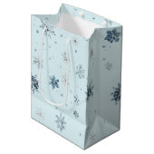 Light Blue Snowflakes Christmas Mittlere Geschenktüte (Vorderseite Schrägansicht)