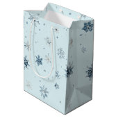 Light Blue Snowflakes Christmas Mittlere Geschenktüte (Rückseite Schrägansicht)