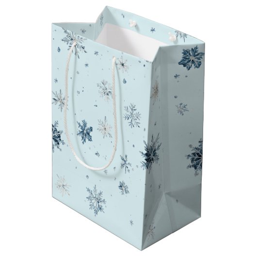 Light Blue Snowflakes Christmas Mittlere Geschenktüte (Rückseite Schrägansicht)