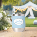 Light Blue Stylized Wedding Trauzeuge<br><div class="desc">Gönnen Sie Ihrem Hochzeitsreisenden einen Trauzeuge mit diesem personalisierten Edelstahl-Edelstahlwascher,  der in einem weißen,  ovalen Design in einem stilisierten Drehbuch seinen Namen trägt. Hintergrundfarbe und Skript ist ein hellblau. Personalisieren Sie Ihren Weinwäscher,  indem Sie den Namen mit dem gewünschten Namen bearbeiten und ersetzen. Erhältlich in vielen beliebten Hochzeitsfarben.</div>