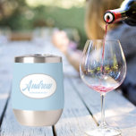 Light Blue Stylized Wedding Trauzeuge Name<br><div class="desc">Gönnen Sie Ihrem Hochzeitsreisenden einen Trauzeuge mit diesem personalisierten Edelstahl-Edelstahlwascher,  der in einem weißen,  ovalen Design in einem stilisierten Drehbuch seinen Namen trägt. Hintergrundfarbe und Skript ist ein hellblau. Ideal auch für eine Junggeselle! Personalisieren Sie Ihren Weinwäscher,  indem Sie den Namen mit dem gewünschten Namen bearbeiten und ersetzen.</div>