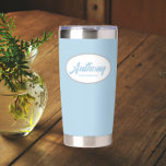 Light Blue Stylized Wedding Trauzeuge Name Thermobecher<br><div class="desc">Verschenken Sie Ihren Trauzeuge mit diesem trendigen und personalisierten,  rostfreien Edelstahl,  Thermalwäscher mit seinem Namen in stilisierter Schrift in einem weißen ovalen Design. Hintergrund und Skript sind eine hellblaue Farbe. Personalisieren Sie Ihren thermischen Schuster,  indem Sie den Namen des Trauzeugen mit dem gewünschten Namen bearbeiten und ersetzen.</div>