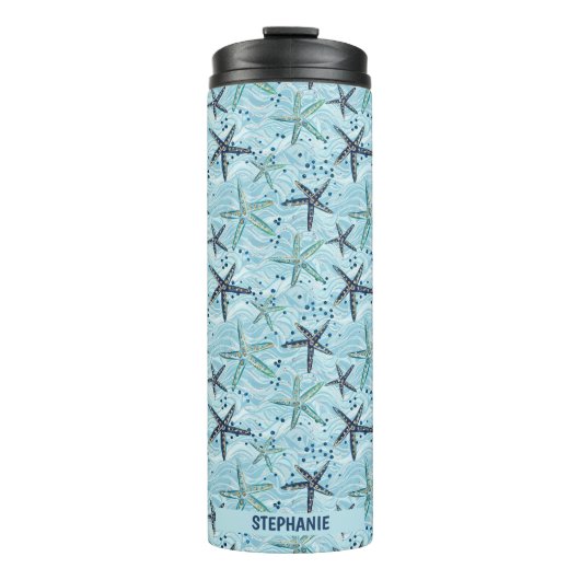 Light Blue und Gold Starfish auf Ozeanwellenmuster Thermosbecher (Vorderseite)