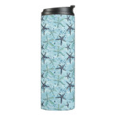 Light Blue und Gold Starfish auf Ozeanwellenmuster Thermosbecher (Nach links gedreht)