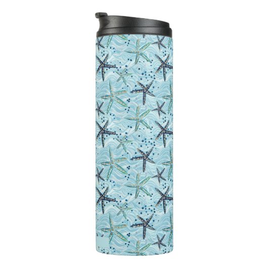 Light Blue und Gold Starfish auf Ozeanwellenmuster Thermosbecher (Nach rechts gedreht)