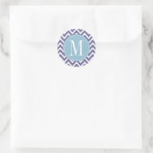 Light Blue und Lila Zickzack Monogramm Runder Aufkleber (Tasche)