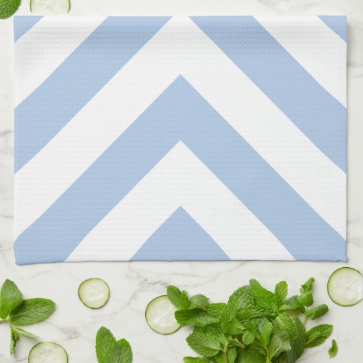 Light Blue und White Chevrons Handtuch (Gefaltet)