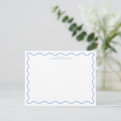 Light Blue Wavy Border Personalized Note Card Einladung (Stehend Vorderseite)