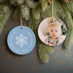 Light Blue Winter Snowflake Erstes Weihnachtsfest  Keramik Ornament<br><div class="desc">Keramik Urlaubssornament personalisiert mit dem Foto Ihres Babys und dem individuellen "Mein erster Weihnachtstext". Dieses einfache,  moderne Urlaubsdesign besticht durch eine weiße Schneeflocke auf hellblauem Hintergrund. Verwenden Sie die Designtools,  um eine beliebige Hintergrundfarbe auszuwählen,  Schriftart und Farben zu bearbeiten und eigene Fotos hinzuzufügen,  um eigene,  einzigartige Familienkassendekorationen zu erstellen.</div>